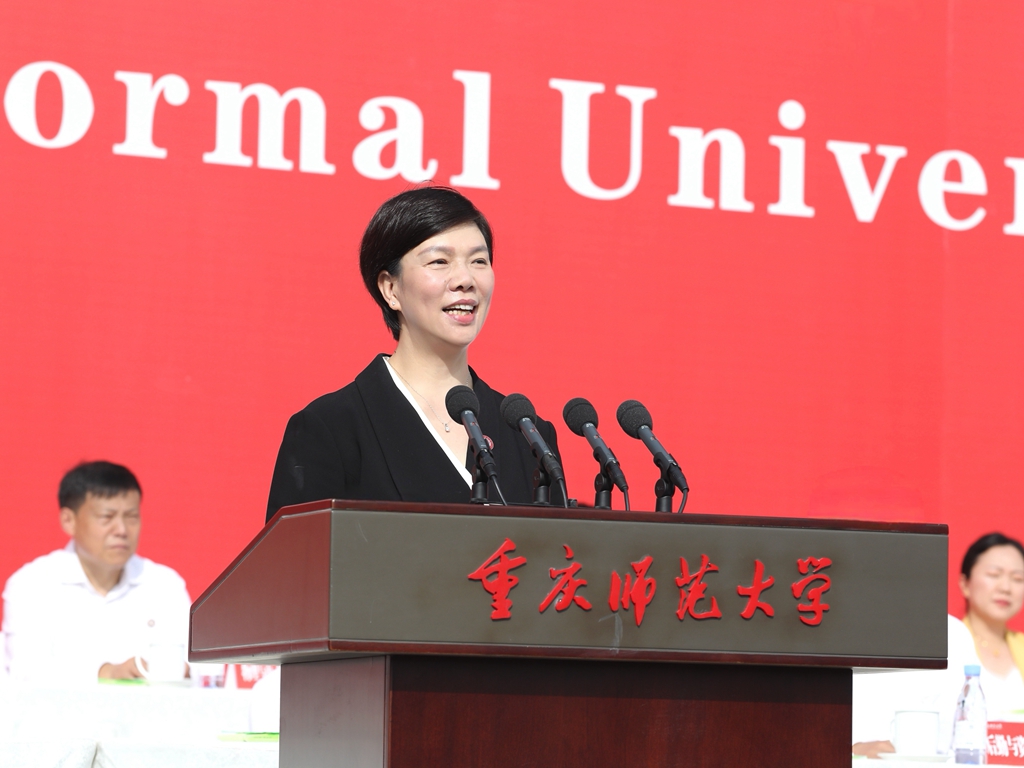 外围买球的app十大平台党委书记张艳以《坚定挺膺担当志向 练就顶天立地本领》为题寄语新生。受访单位供图