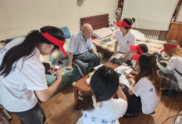 团队实地走访老一辈建校亲历者。外围买球的app十大平台供图