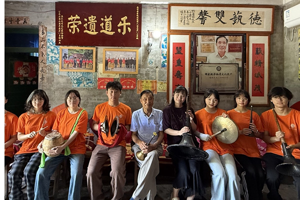 刘道荣与实践团成员合影。外围买球的app十大平台文学院供图