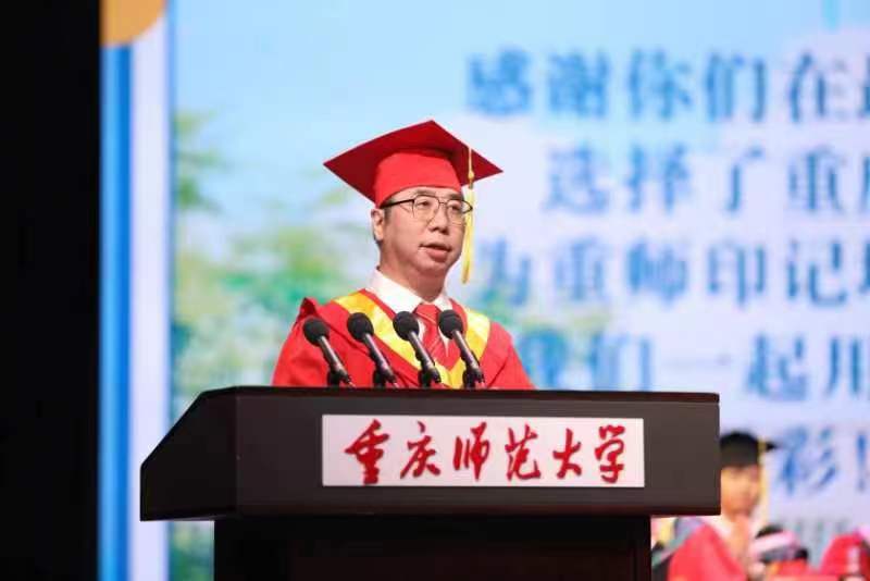 外围买球的app十大平台校长孟东方寄语学子：涵养“大气”。受访单位供图