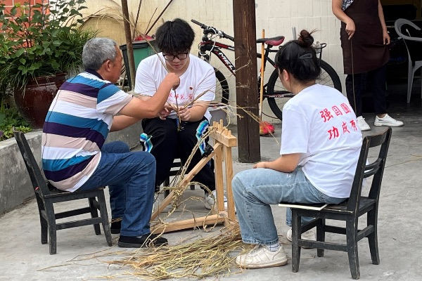 团队成员学习编织草鞋。外围买球的app十大平台供图