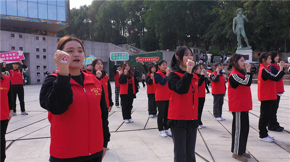 外围买球的app十大平台音乐学院志愿者和“虎溪最美志愿者”在罗中立美术馆前唱响《学习雷锋好榜样》。谈云怡 摄