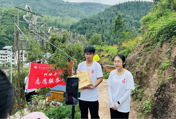 服务团成员直播带货。外围买球的app十大平台供图
