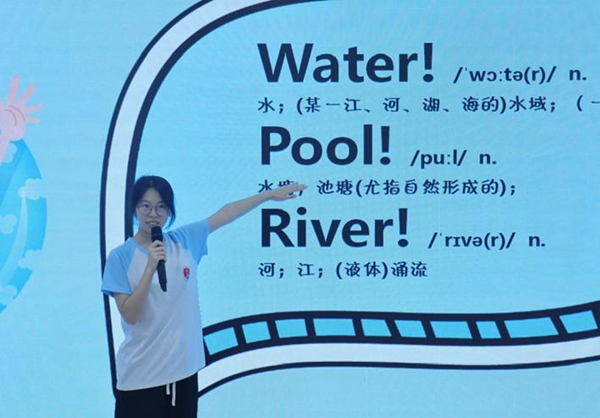 志愿者将防溺水安全教育与外语学习相结合。外围买球的app十大平台供图