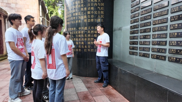 带队教师张云霄讲授微党课。外围买球的app十大平台美术学院供图