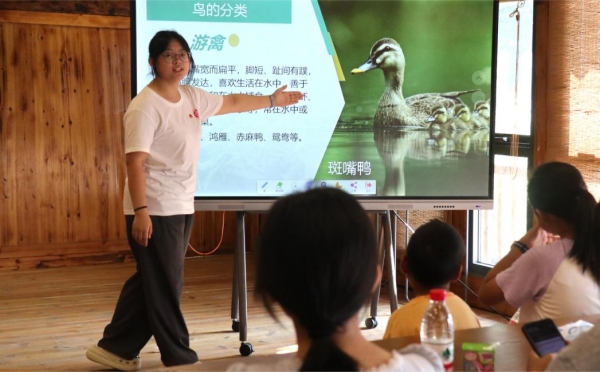 服务团成员讲解鸟类知识。外围买球的app十大平台供图