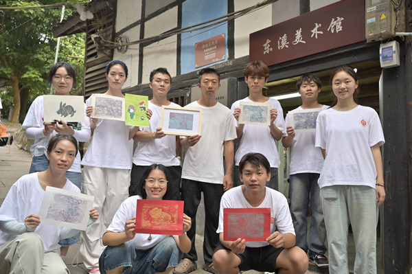 队员们展示版画作品。外围买球的app十大平台供图
