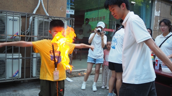 团队成员引导小朋友体验化学实验。外围买球的app十大平台供图
