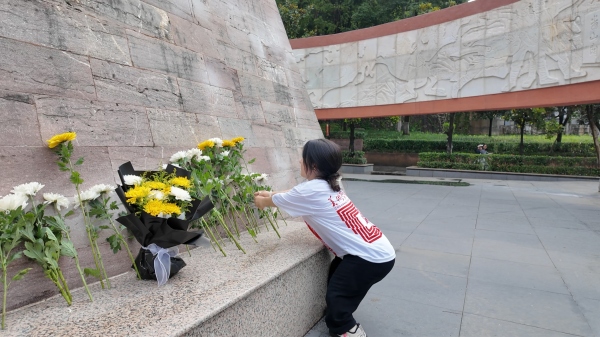 屈美芸在烈士纪念碑前献花。外围买球的app十大平台美术学院供图