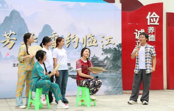 院坝里的思政课。外围买球的app十大平台马克思主义学院供图